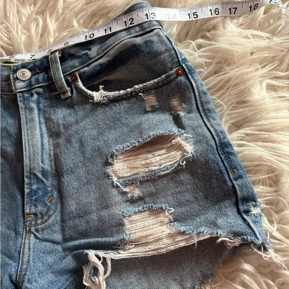Abercrombie Annie High Rise Distressed Denim Shorts Size 26 / 2 - Picture 4 of 7